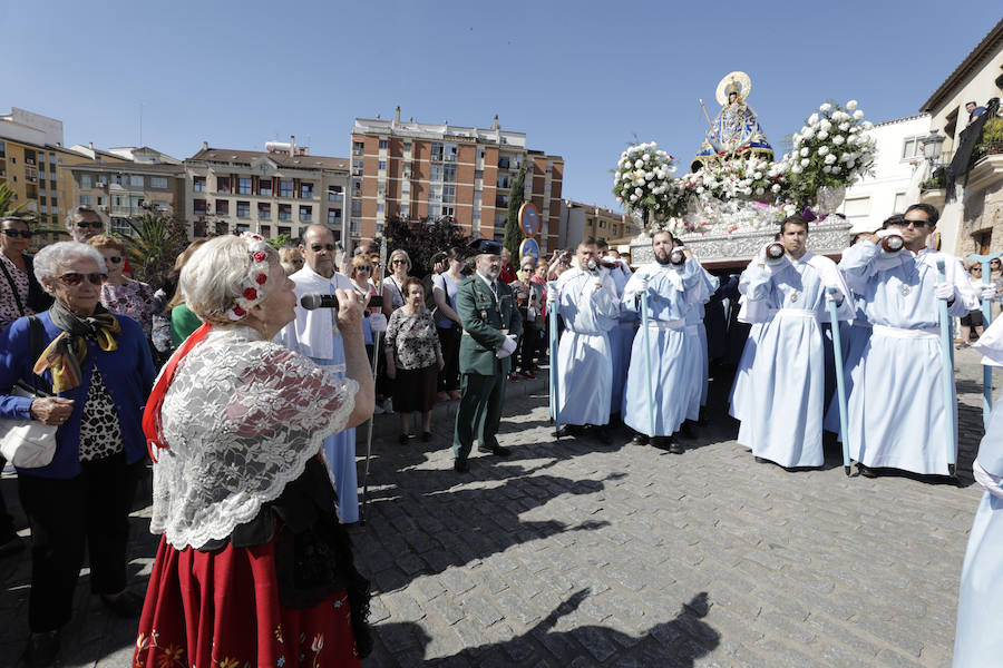 La patrona ha retornado esta mañana a su templo entre los vítores de los cacereños y lluvia de pétalos de flores