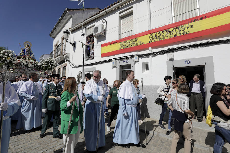 La patrona ha retornado esta mañana a su templo entre los vítores de los cacereños y lluvia de pétalos de flores