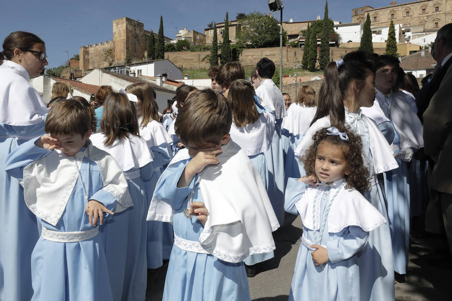 La patrona ha retornado esta mañana a su templo entre los vítores de los cacereños y lluvia de pétalos de flores