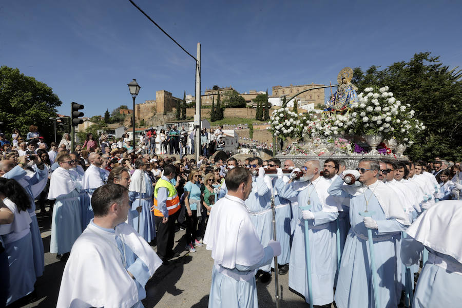 La patrona ha retornado esta mañana a su templo entre los vítores de los cacereños y lluvia de pétalos de flores