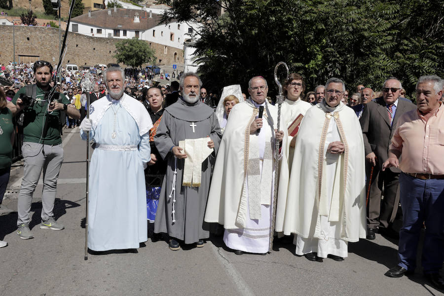 La patrona ha retornado esta mañana a su templo entre los vítores de los cacereños y lluvia de pétalos de flores