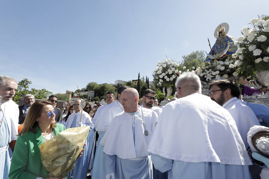 La patrona ha retornado esta mañana a su templo entre los vítores de los cacereños y lluvia de pétalos de flores