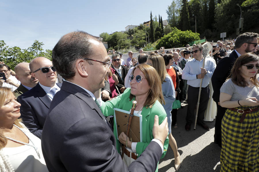 La patrona ha retornado esta mañana a su templo entre los vítores de los cacereños y lluvia de pétalos de flores