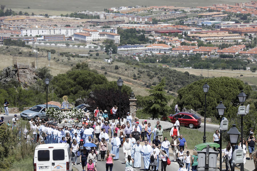 La patrona ha retornado esta mañana a su templo entre los vítores de los cacereños y lluvia de pétalos de flores