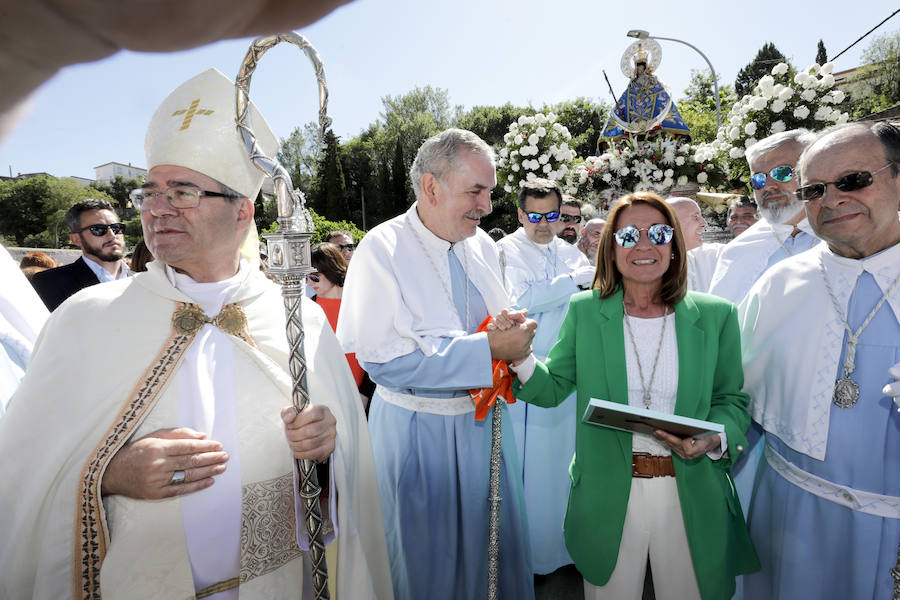 La patrona ha retornado esta mañana a su templo entre los vítores de los cacereños y lluvia de pétalos de flores