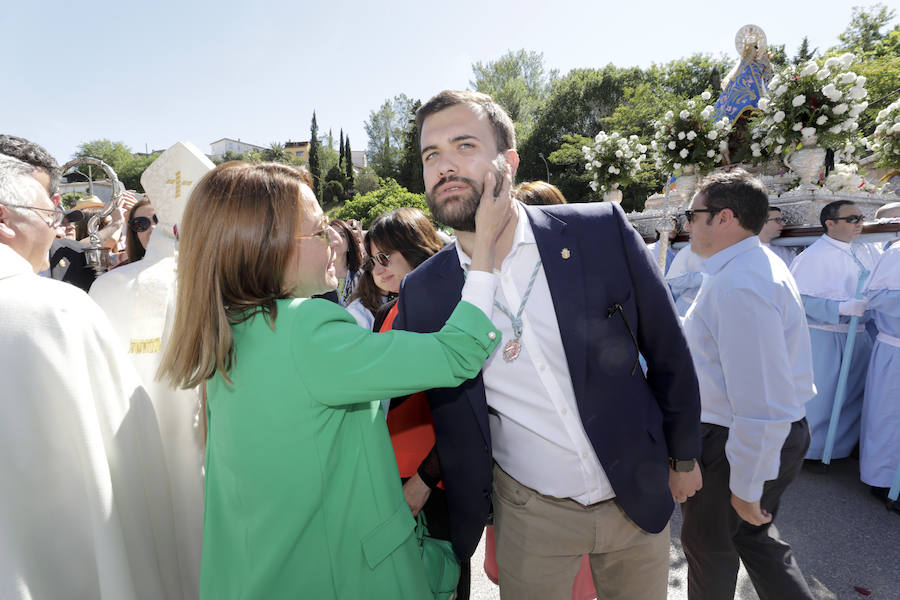 La patrona ha retornado esta mañana a su templo entre los vítores de los cacereños y lluvia de pétalos de flores