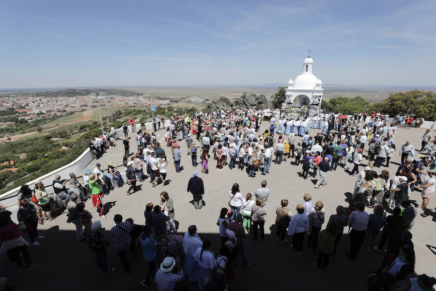 La patrona ha retornado esta mañana a su templo entre los vítores de los cacereños y lluvia de pétalos de flores