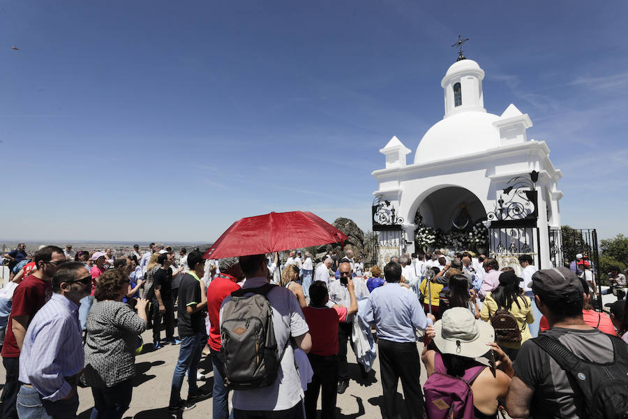 La patrona ha retornado esta mañana a su templo entre los vítores de los cacereños y lluvia de pétalos de flores