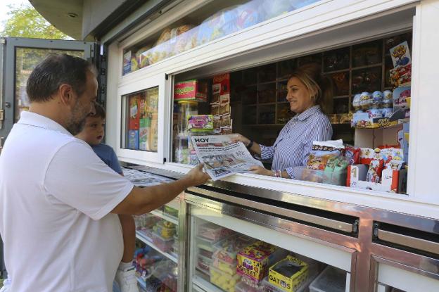 Sonia Luna, vendiendo prensa en su quiosco :: j. m. romero