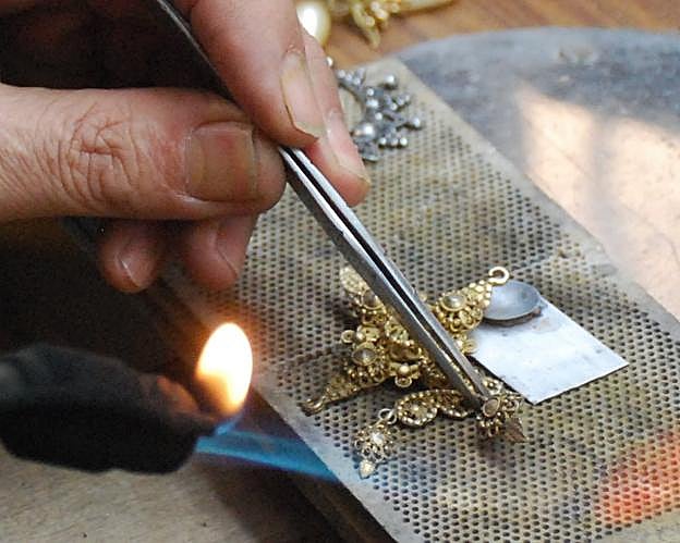 Un orfebre de Trujillo trabaja una pieza de filigrana tradicional cacereña. :: JAvi Sánchez