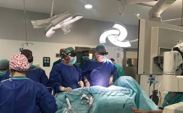Un momento de la operación llevada a cabo el pasado día 2 en el hospital Universitario de Badajoz.