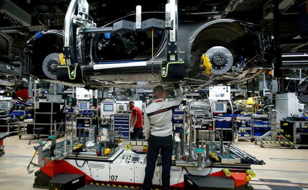 Un empleado trabaja en la factoría de Porsche, en Stuttgart (Alemania).