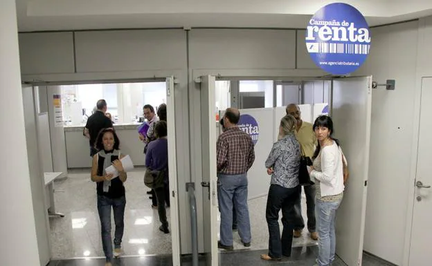 Imagen de archivo de las oficinas de Hacienda de Cáceres durante una pasada campaña de la Renta:: HOY