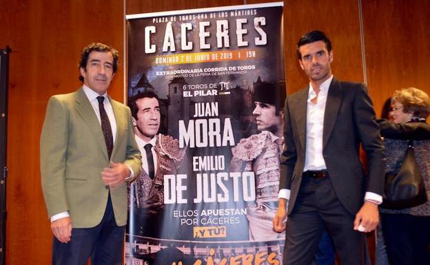 Los diestros Juan Mora y Emilio de Justo, durante la presentación del cartel:: 