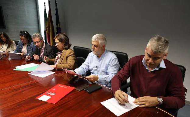 Firma del acuerdo entre la Junta de Extremadura y los sindicatos CSIF, SGTEx, UGT y CC OO 