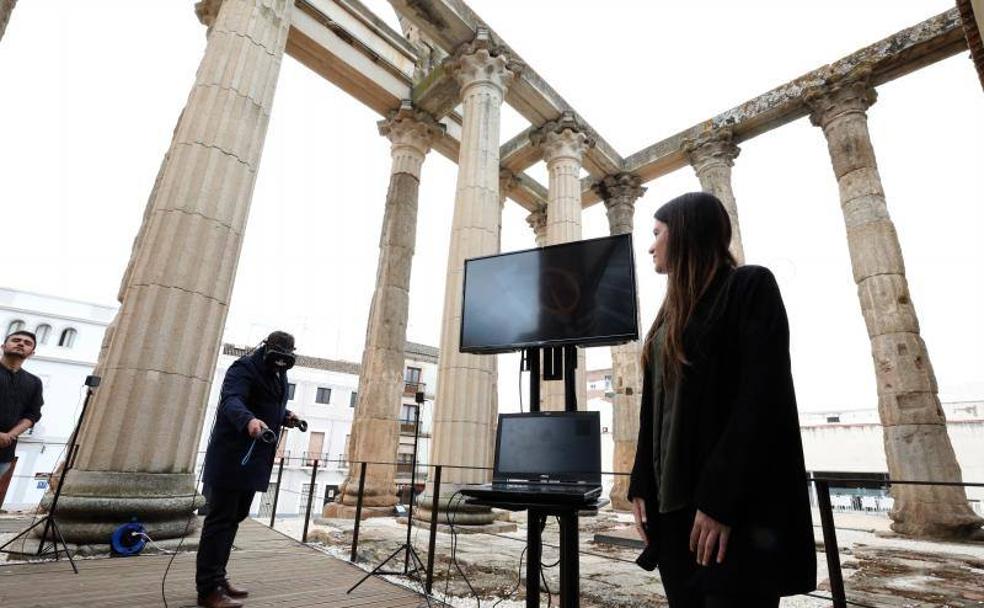 María Acevedo, de la empresa Prexenz, observa al alcalde con gafas de realidad virtual. :: brígido