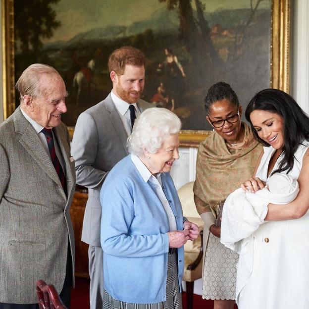 Meghan Markle muestra su bebé a la reina Isabel, el duque de Edimburgo y su madre, ante la mirada embelesada de Enrique. :: r. c.