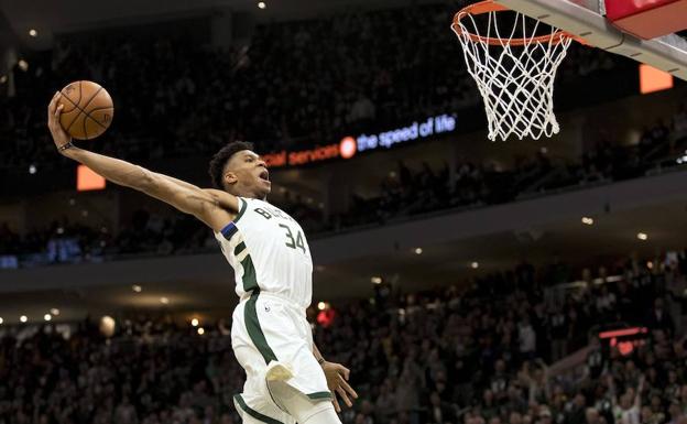 Giannis Antetokounmpo machaca la canasta de los Celtics. 