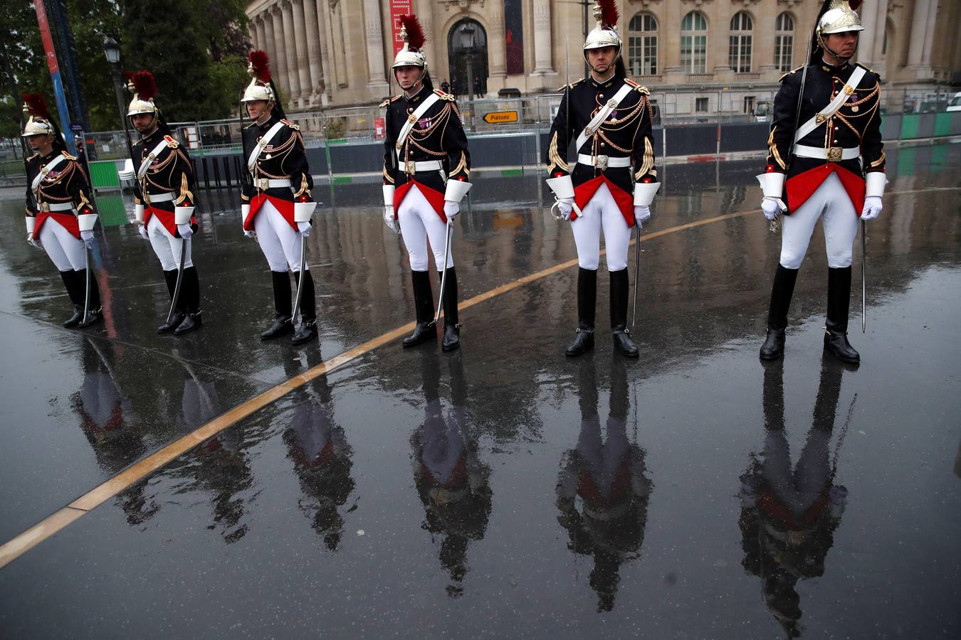 La autoridades políticas francesas participan en las Ceremonias por el Día de la Victoria, que celebra el fin de la II Guerra Mundial, en el Arco del Triunfo en París. 