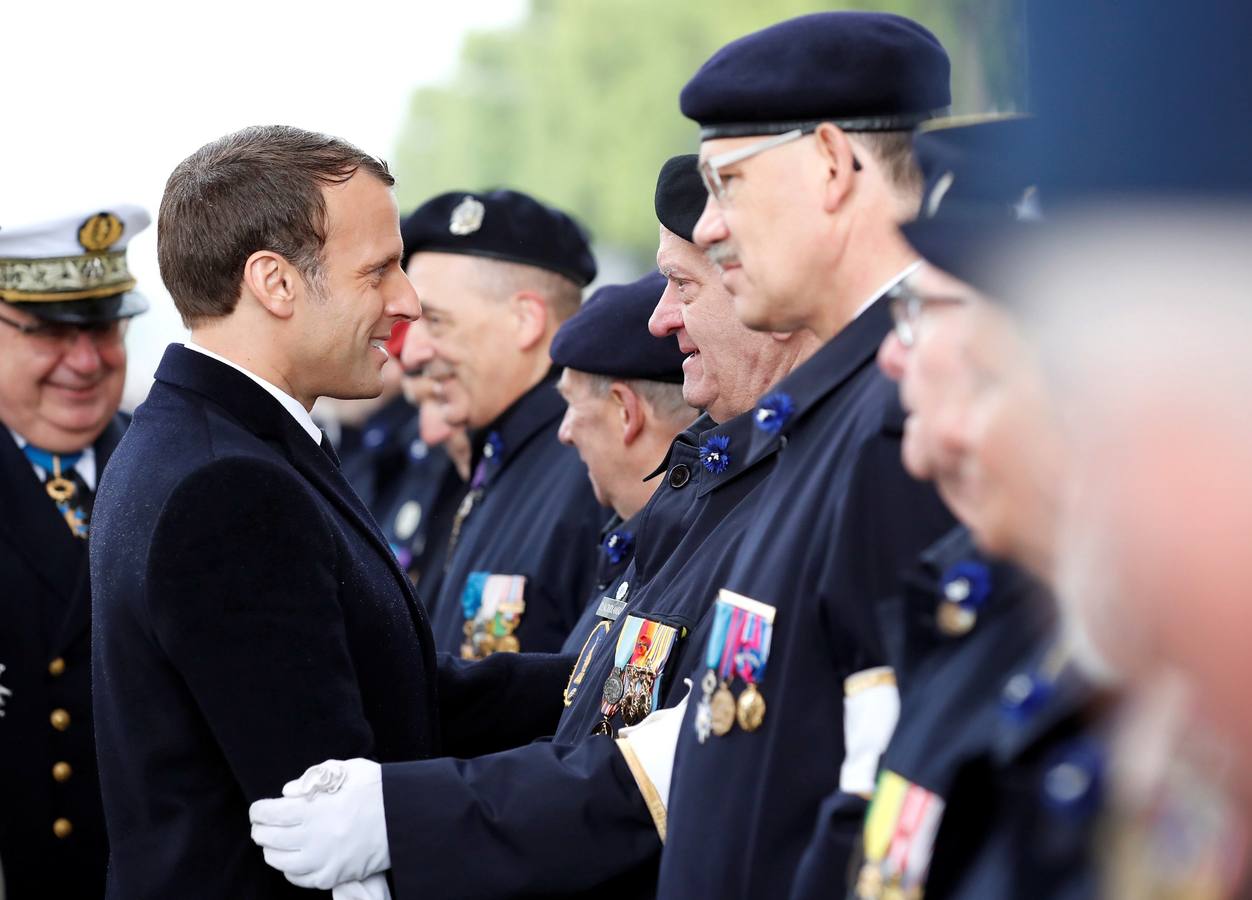 La autoridades políticas francesas participan en las Ceremonias por el Día de la Victoria, que celebra el fin de la II Guerra Mundial, en el Arco del Triunfo en París. 