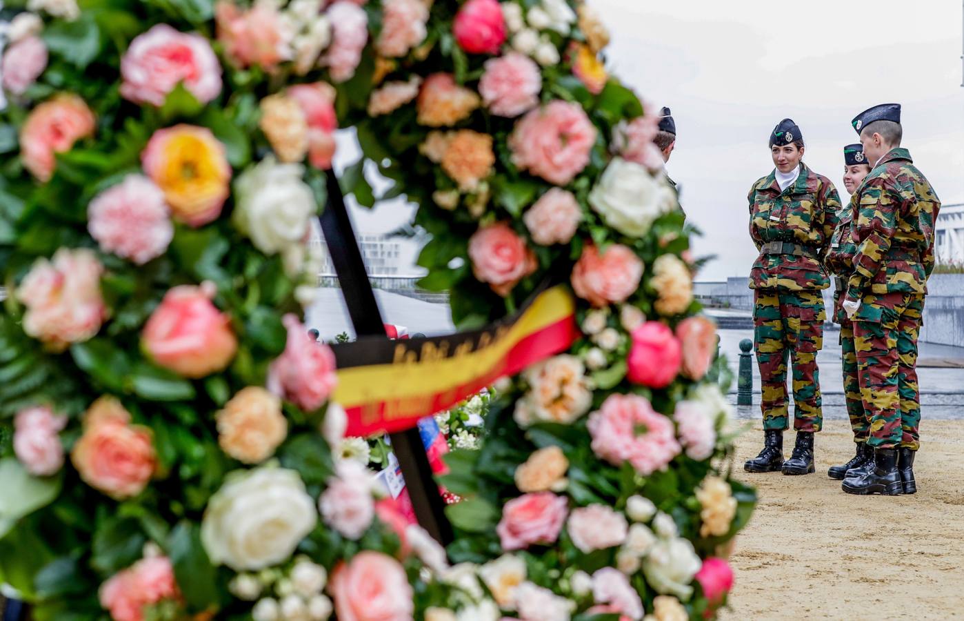 La autoridades políticas francesas participan en las Ceremonias por el Día de la Victoria, que celebra el fin de la II Guerra Mundial, en el Arco del Triunfo en París. 