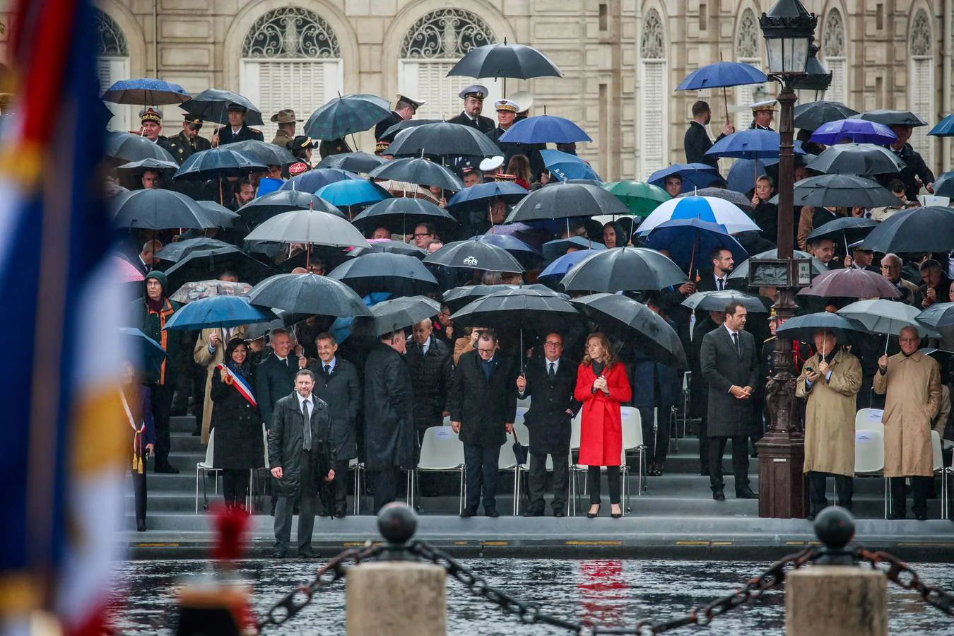 La autoridades políticas francesas participan en las Ceremonias por el Día de la Victoria, que celebra el fin de la II Guerra Mundial, en el Arco del Triunfo en París. 