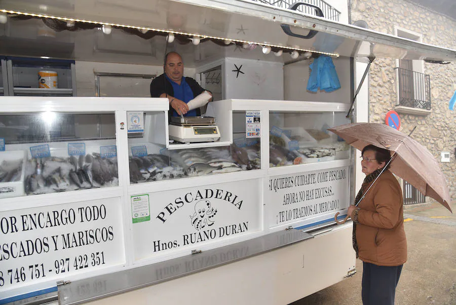 Jon Andoni instala su pescadería cada día en un municipio. 