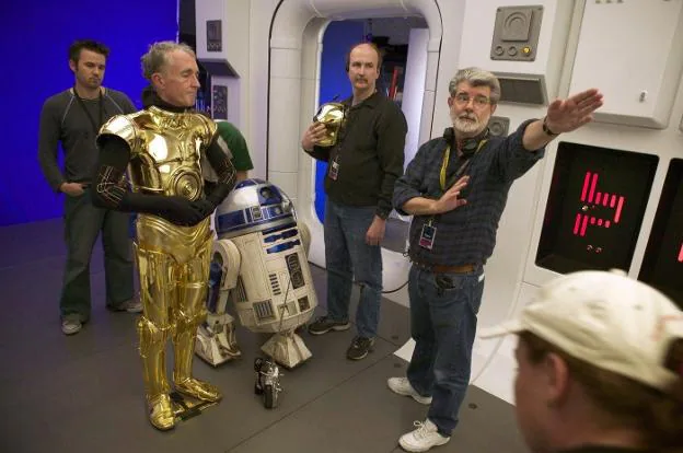 Anthony Daniels se prepara para rodar una secuencia como C-3PO bajo la dirección de George Lucas. 