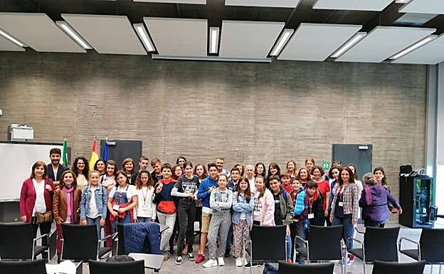 Escolares del Enrique Iglesias con alumnos de otros países. :: HOY