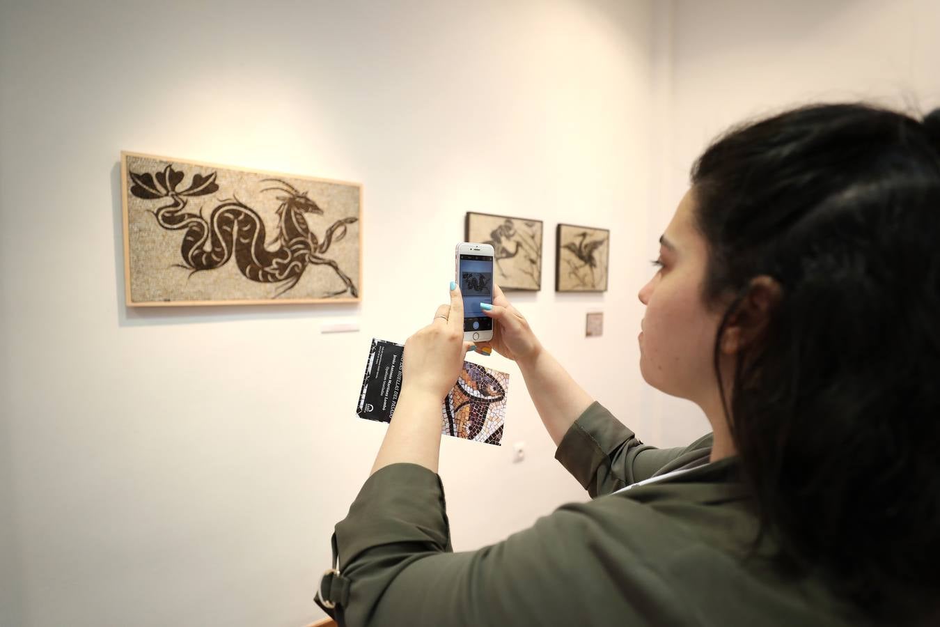 La Escuela de Arte y Superior de Diseño de Mérida abre una muestra en torno a esta disciplina a cargo de Jesús Antonio Martínez Lombó. Desde la Antigüedad a nuestros días, el arte del mosaico se ha empleado en paredes y suelos como una 'pintura en piedra' dedicada a los más nobles asuntos o al mero ornato suntuario», recuerdan desde el Ciclo Superior de Mosaicos con respecto a la exposición que inauguran este viernes 3 de mayo a las 20:00 en la sala de exposiciones de la Escuela de Arte. La muestra podrá verse hasta el 16 de mayo en el horario de mañana, con entrada gratuita.