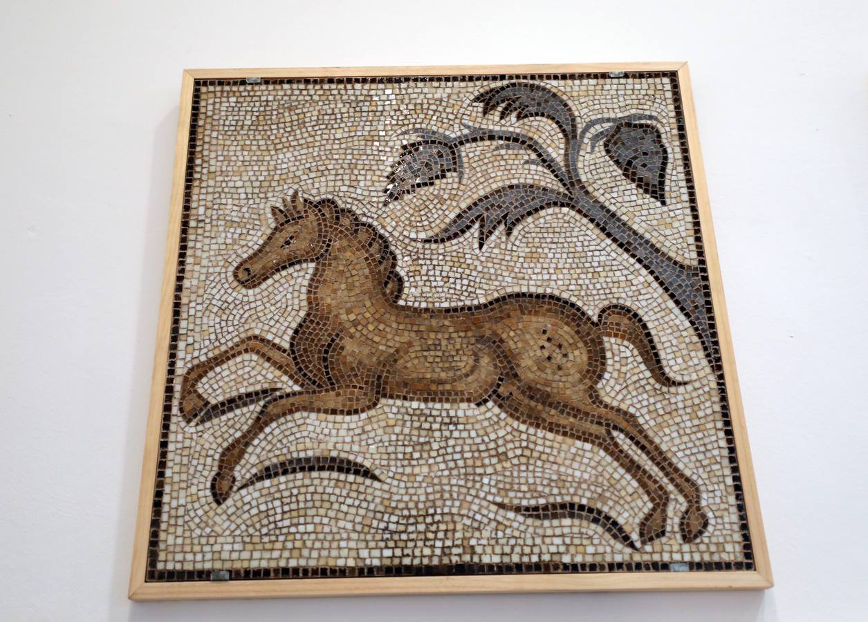 La Escuela de Arte y Superior de Diseño de Mérida abre una muestra en torno a esta disciplina a cargo de Jesús Antonio Martínez Lombó. Desde la Antigüedad a nuestros días, el arte del mosaico se ha empleado en paredes y suelos como una 'pintura en piedra' dedicada a los más nobles asuntos o al mero ornato suntuario», recuerdan desde el Ciclo Superior de Mosaicos con respecto a la exposición que inauguran este viernes 3 de mayo a las 20:00 en la sala de exposiciones de la Escuela de Arte. La muestra podrá verse hasta el 16 de mayo en el horario de mañana, con entrada gratuita.