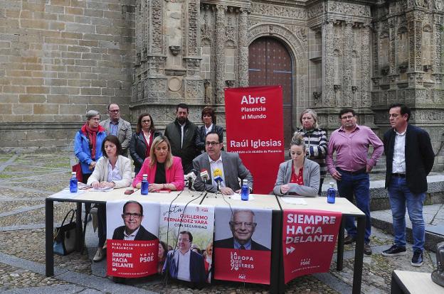 Raúl Iglesias, acompañado por Blanca Martín y miembros de su candidatura. :: andy solé