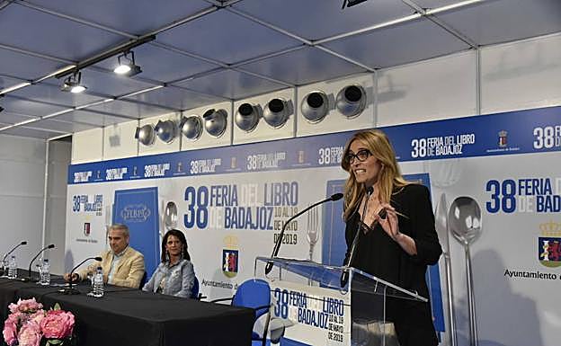 Palmira Márquez, una agente literaria extremeña, fue la encargada de dar el pregón de la XXXVIII edición de la Feria del Libro de Badajoz. 