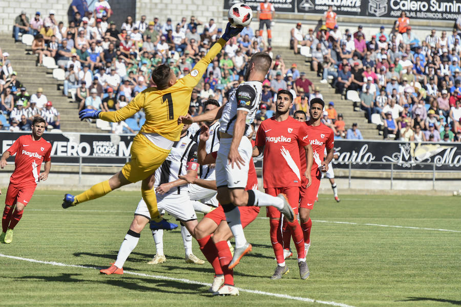 El equipo pacense gana por 2-0 al Sevilla Atlético obra el milagro de Nafti de clasificarse para el playoff y emplaza a su afición a dentro de quince días camino ya del asencenso