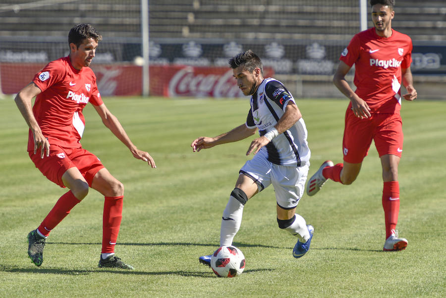 El equipo pacense gana por 2-0 al Sevilla Atlético obra el milagro de Nafti de clasificarse para el playoff y emplaza a su afición a dentro de quince días camino ya del asencenso