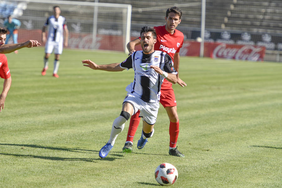 El equipo pacense gana por 2-0 al Sevilla Atlético obra el milagro de Nafti de clasificarse para el playoff y emplaza a su afición a dentro de quince días camino ya del asencenso