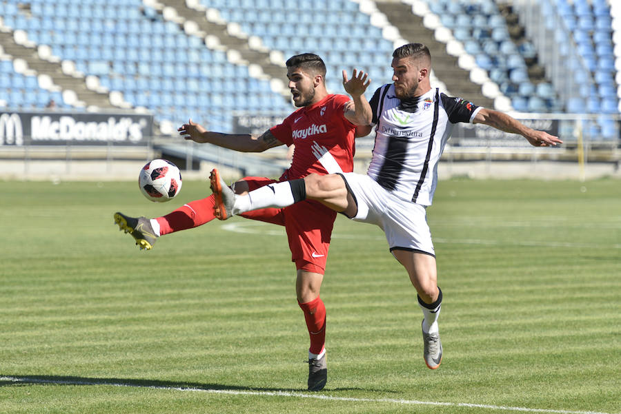 El equipo pacense gana por 2-0 al Sevilla Atlético obra el milagro de Nafti de clasificarse para el playoff y emplaza a su afición a dentro de quince días camino ya del asencenso