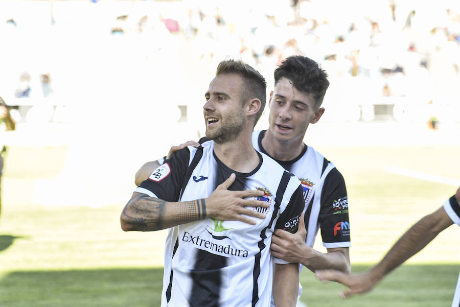 El equipo pacense gana por 2-0 al Sevilla Atlético obra el milagro de Nafti de clasificarse para el playoff y emplaza a su afición a dentro de quince días camino ya del asencenso