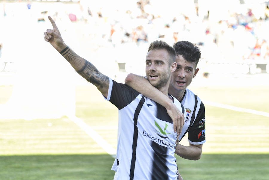 El equipo pacense gana por 2-0 al Sevilla Atlético obra el milagro de Nafti de clasificarse para el playoff y emplaza a su afición a dentro de quince días camino ya del asencenso