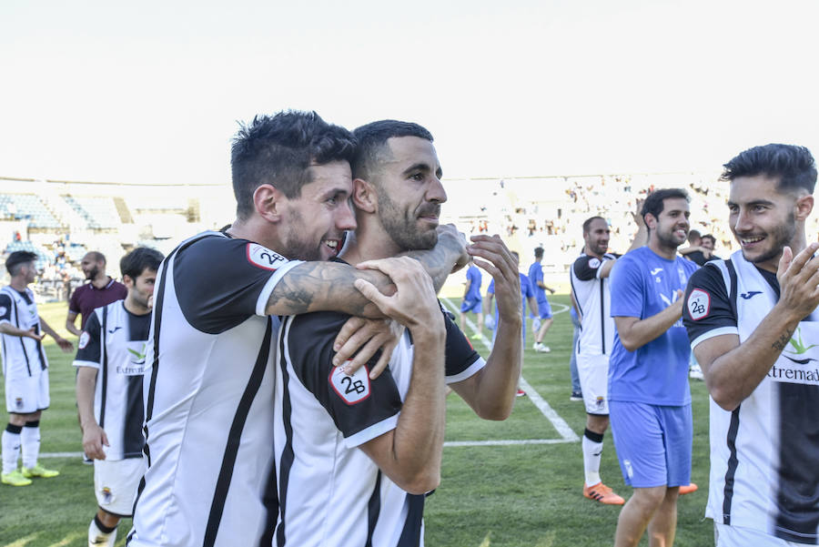 El equipo pacense gana por 2-0 al Sevilla Atlético obra el milagro de Nafti de clasificarse para el playoff y emplaza a su afición a dentro de quince días camino ya del asencenso