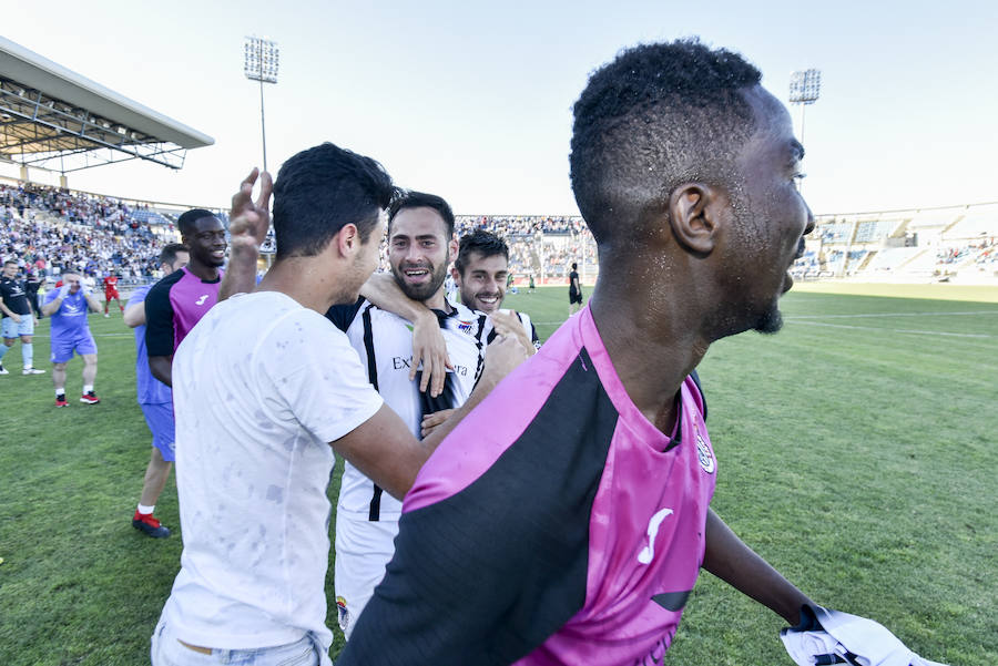 El equipo pacense gana por 2-0 al Sevilla Atlético obra el milagro de Nafti de clasificarse para el playoff y emplaza a su afición a dentro de quince días camino ya del asencenso