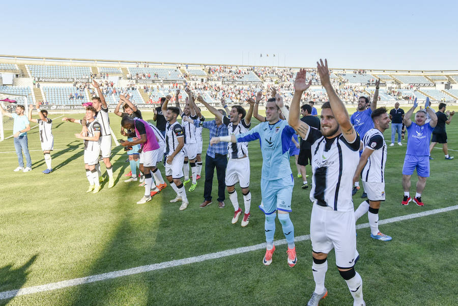 El equipo pacense gana por 2-0 al Sevilla Atlético obra el milagro de Nafti de clasificarse para el playoff y emplaza a su afición a dentro de quince días camino ya del asencenso