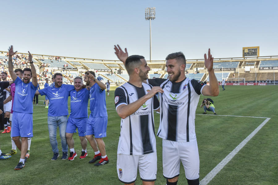 El equipo pacense gana por 2-0 al Sevilla Atlético obra el milagro de Nafti de clasificarse para el playoff y emplaza a su afición a dentro de quince días camino ya del asencenso