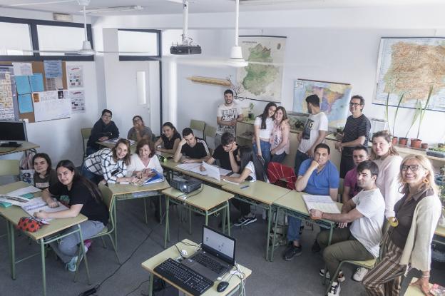 Alumnos y profesores que integran el Proyecto Prometeo del Centro Abril de educación de adultos. :: Pakopí