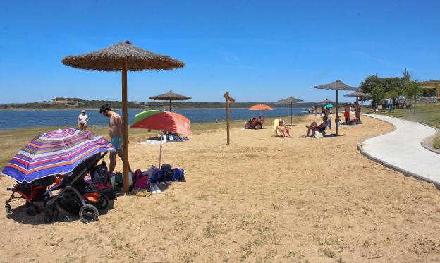 Imagen de la playa de Cheles ayer, cinco días después de recibir la bandera azul. :: CASIMIRO MORENO