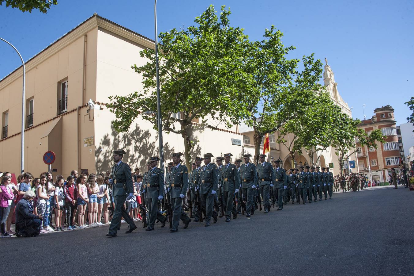 La delegada del Gobierno en Extremadura, Yolanda García Seco ha asistido a los actos de celebración del 175 aniversario de la creación del cuerpo celebrado en Badajoz. La delegada ha subrayado el compromiso moral de los trabajadores reflejado en la llamada «Cartilla de la Guardia Civil», de la que resalta la importancia que en la misma se hace al honor en el ejercicio de sus funciones. García Seco ha explicado que la primera actuación registrada en la historia de la Guardia Civil fue impedir un asalto a la diligencia de Extremadura en Navalcarnero, en septiembre de 1844.