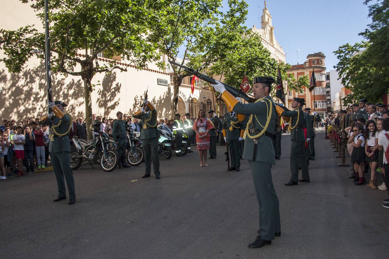 La delegada del Gobierno en Extremadura, Yolanda García Seco ha asistido a los actos de celebración del 175 aniversario de la creación del cuerpo celebrado en Badajoz. La delegada ha subrayado el compromiso moral de los trabajadores reflejado en la llamada «Cartilla de la Guardia Civil», de la que resalta la importancia que en la misma se hace al honor en el ejercicio de sus funciones. García Seco ha explicado que la primera actuación registrada en la historia de la Guardia Civil fue impedir un asalto a la diligencia de Extremadura en Navalcarnero, en septiembre de 1844.