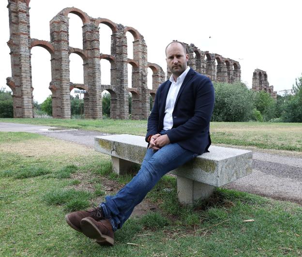 Andrés Humánez, con el Acueducto de los Milagros al fondo, al que considera una joya postergada, un monumento poco valorado y olvidado por los ciudadanos y turistas. 