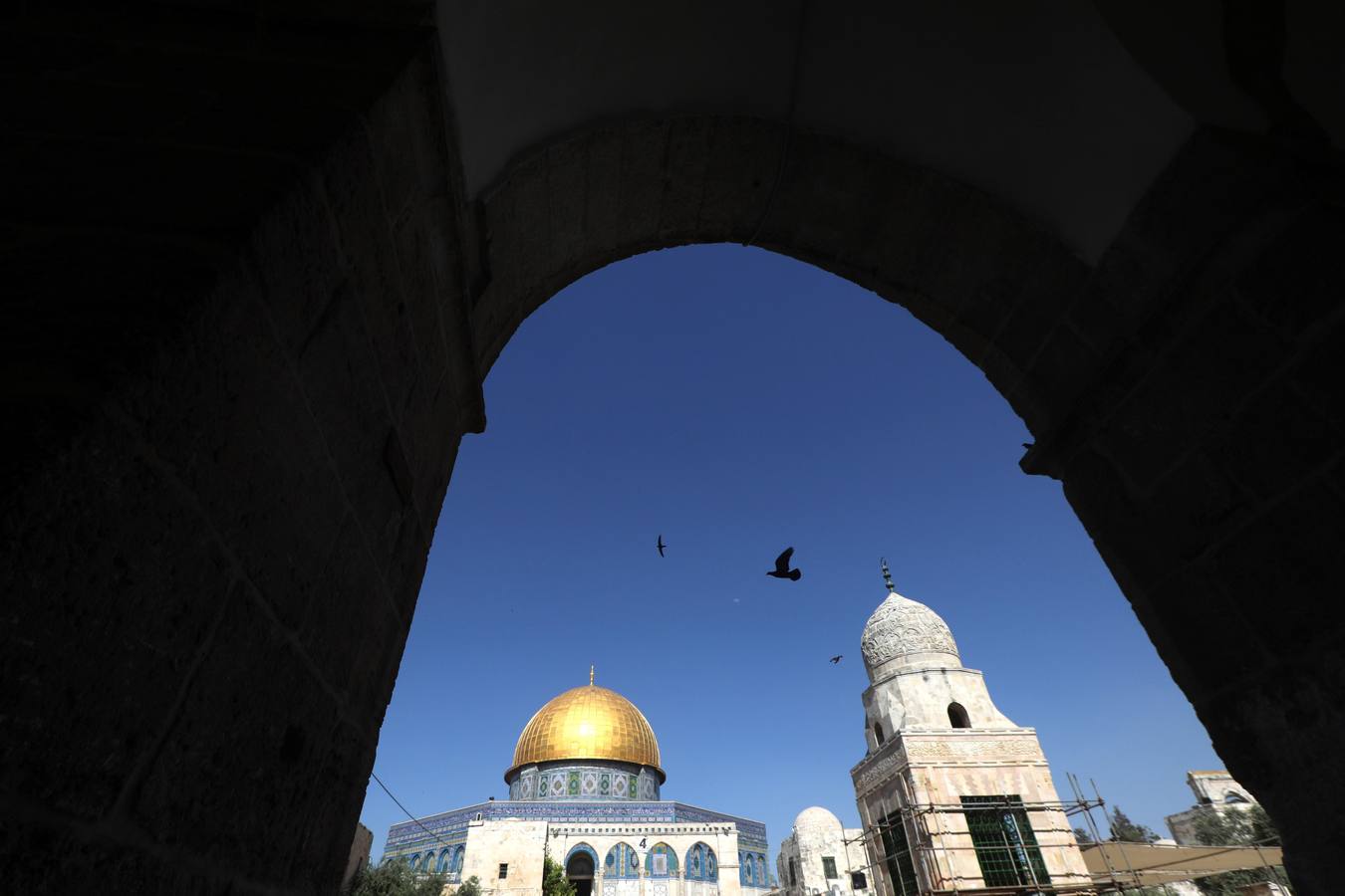 Los musulmanes de todo el mundo celebran el mes sagrado de Ramadán orando durante la noche y abstenerse de comer, beber y actos sexuales en el amanecer y el atardecer. Ramadán es el noveno mes en el calendario islámico y el primer verso del Corán se reveló durante sus últimas 10 noches.