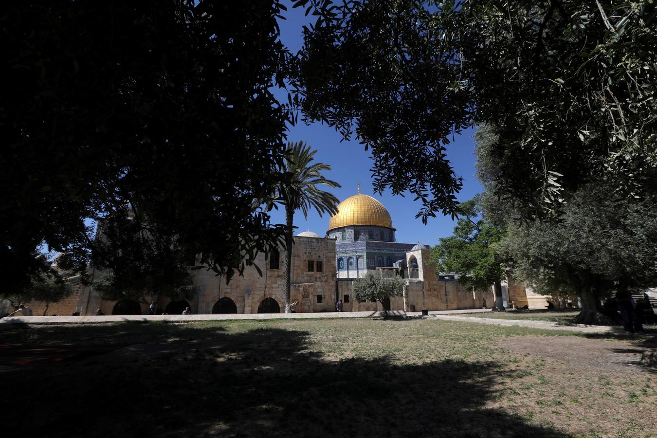 Los musulmanes de todo el mundo celebran el mes sagrado de Ramadán orando durante la noche y abstenerse de comer, beber y actos sexuales en el amanecer y el atardecer. Ramadán es el noveno mes en el calendario islámico y el primer verso del Corán se reveló durante sus últimas 10 noches.